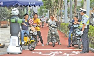 机器人警察深圳街头执勤，智能警务新篇章开启