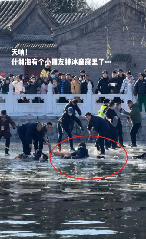 游客意外捕捉瞬间，8岁男童走失前的画面揭秘